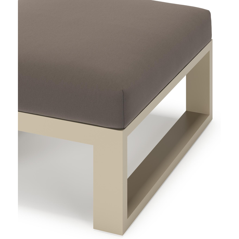 Verato poef in beige aluminium met natte nature grey all weather sunbrella® luxe kussen