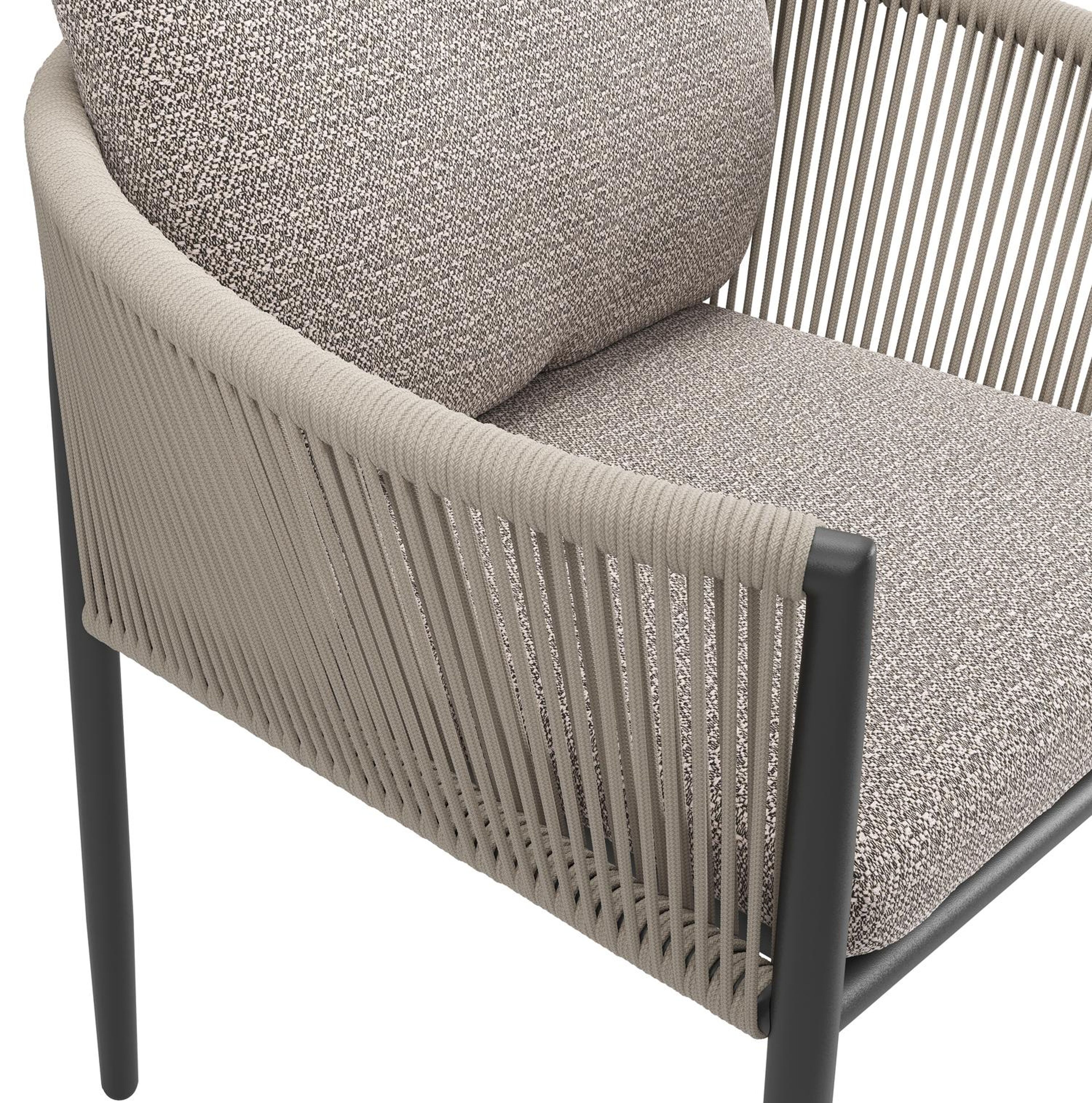 Organo tuinstoel in zwart aluminium en zwart verticaal geweven ronde rope met stoelkussen in All Weather Sunbrella® Luxe Wander Granite