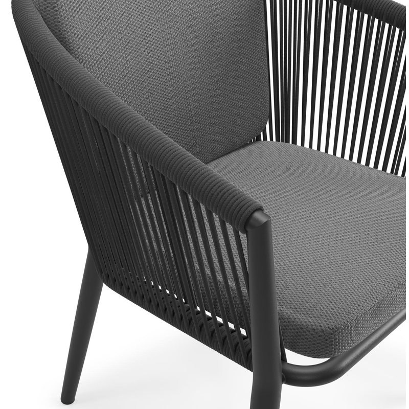 Orso tuinstoel in zwart aluminium en zwart verticaal geweven ronde rope met zitkussen in All Weather Sunbrella® Luxe Lopi Shadow