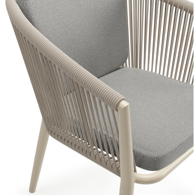 Orso tuinstoel in beige aluminium en beige verticaal geweven ronde rope met zitkussen in All Weather Sunbrella® Luxe Savane Zinc