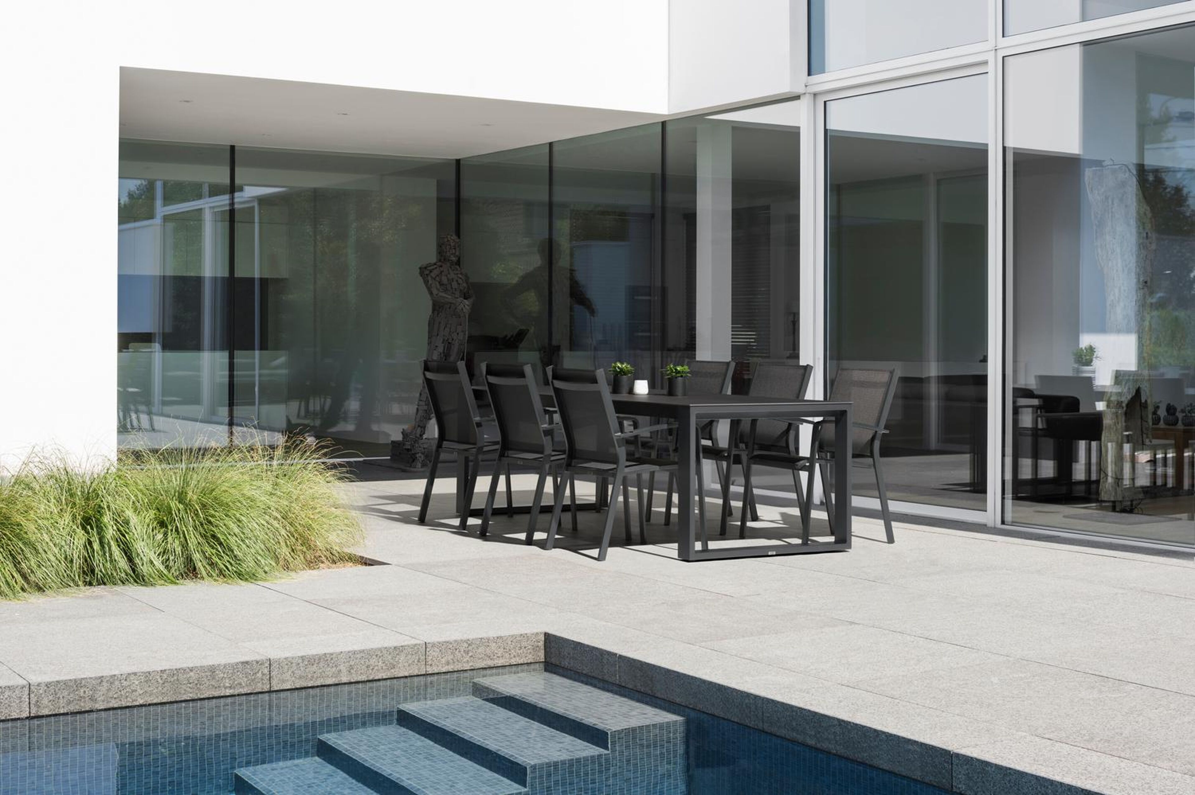 Lioni stapelbare tuinstoel in zwart aluminium en zwart textilene