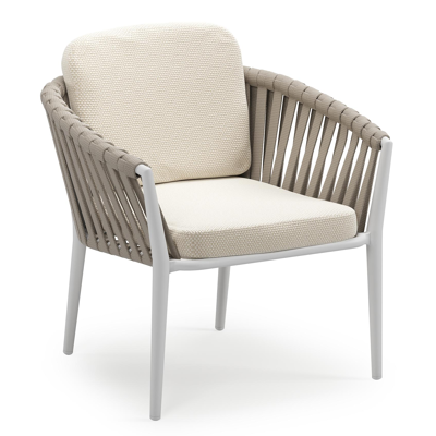 Orso low dining tuinstoel in wit aluminium en beige verticaal geweven luxe vlakke brede rope met stoelkussen in All Weather Cosytica Althea Off White