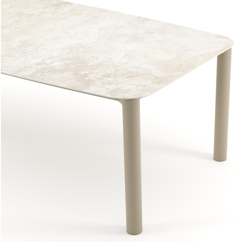 Table de jardin Orso forme de bateau en aluminium beige et céramique pleine Rapolano - Lg. 255 x Lrg. 115 x Haut. 74.5 cm