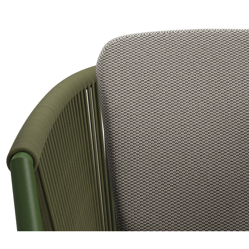 Orso tuinstoel in groen aluminium en groen verticaal geweven ronde rope met zitkussen in All Weather Sunbrella® Luxe Lopi Charcoal