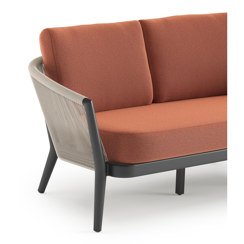 Orso loungebank in zwart aluminium en beige verticaal geweven ronde rope met Heritage Rust all weather sunbrella® luxe kussen