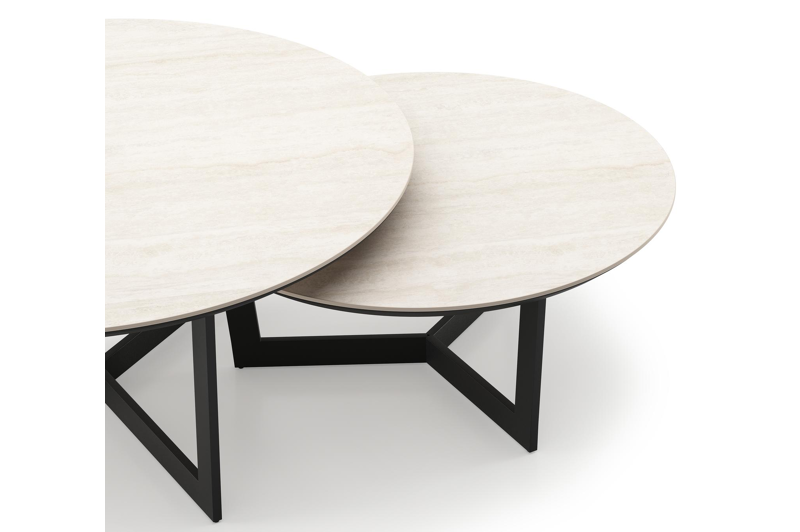 Ensemble de 2 tables d'appoint Lacrima ronde en noir aluminium et céramique pleine Travertino Bianco - Diam. 85 x Haut. 35 cm
