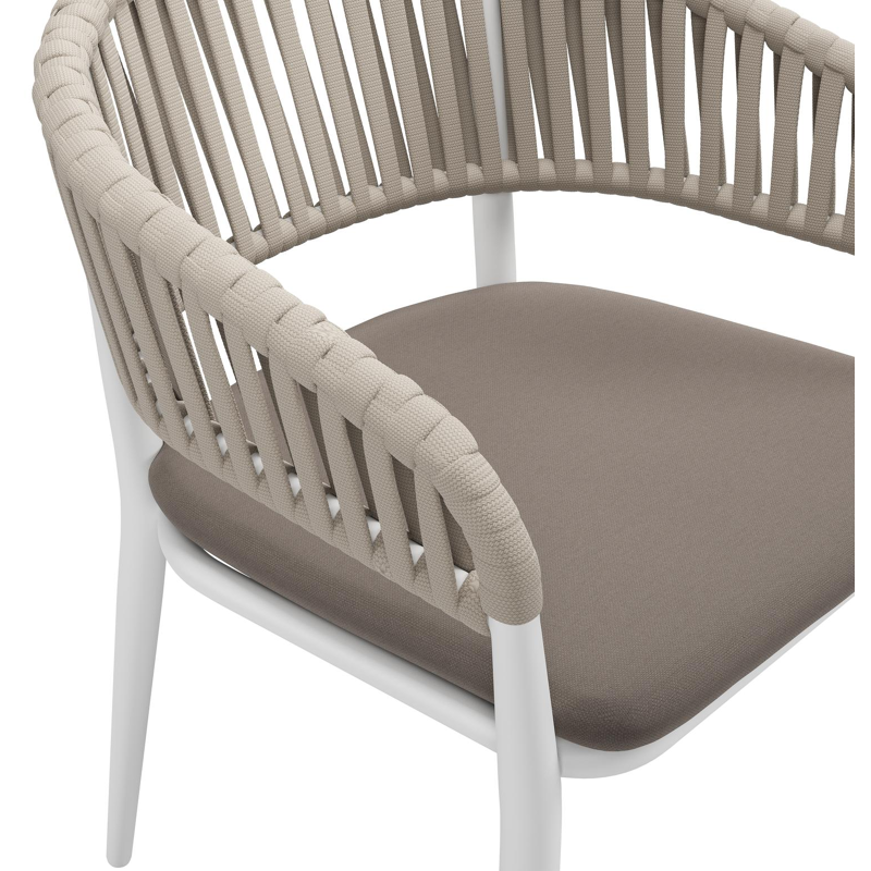 Tolfa stapelbare tuinstoel in wit aluminium en beige verticaal geweven luxe vlakke brede rope met stoelkussen in All Weather Sunbrella® Luxe Natte Nature Grey