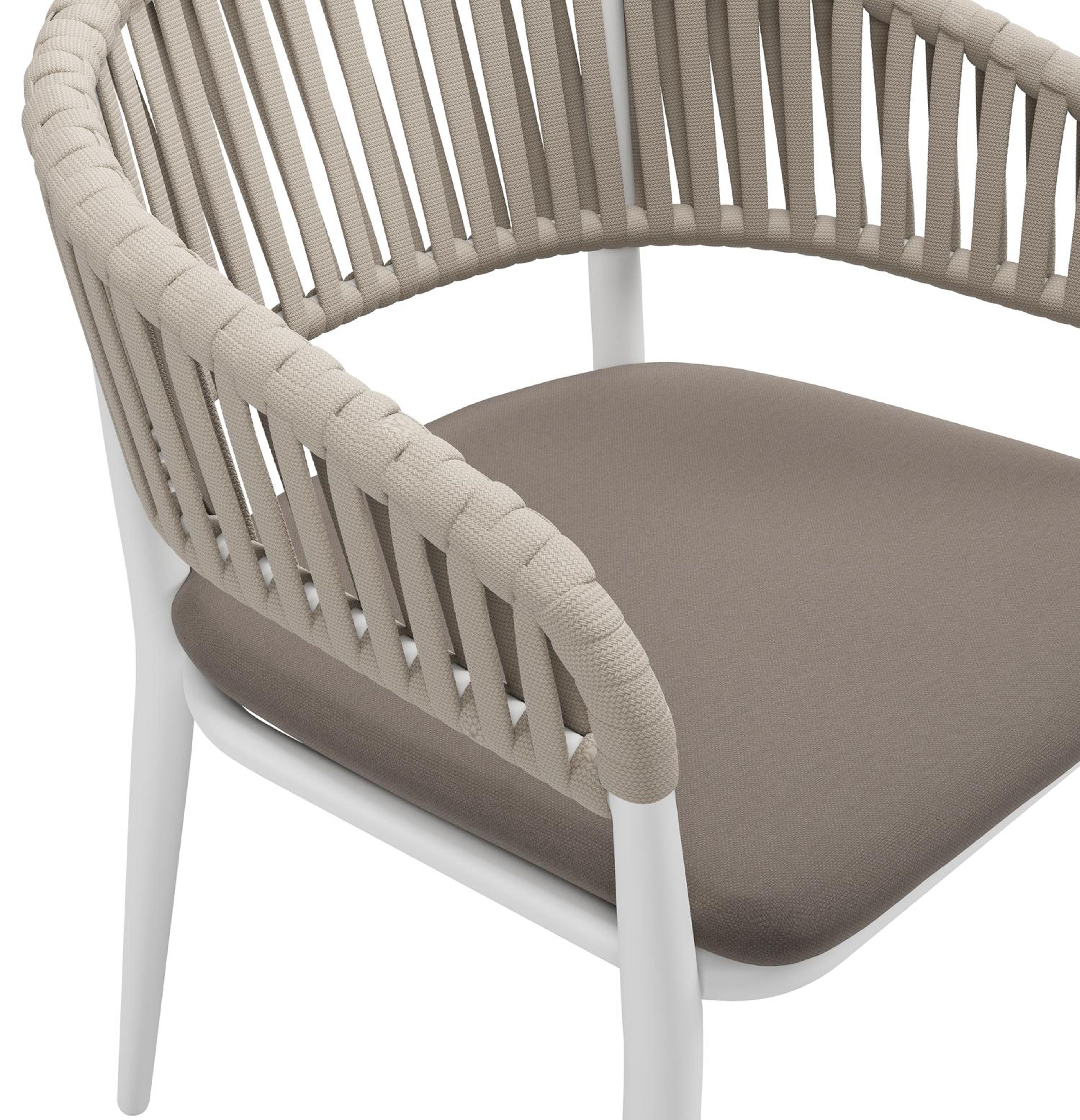 Tolfa stapelbare tuinstoel in wit aluminium en beige verticaal geweven luxe vlakke brede rope met stoelkussen in All Weather Sunbrella® Luxe Natte Nature Grey