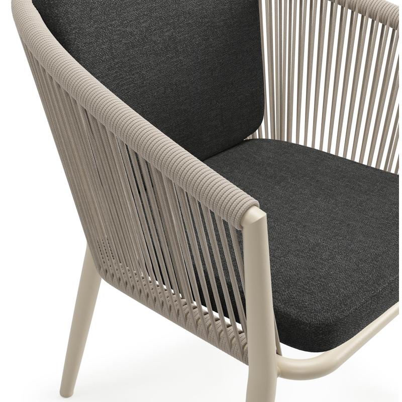 Orso tuinstoel in beige aluminium en beige verticaal geweven ronde rope met zitkussen in All Weather Sunbrella® Luxe Chartres Sooty
