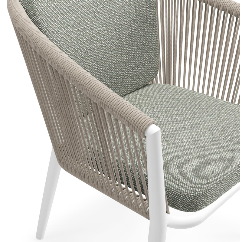 Orso tuinstoel in wit aluminium en beige verticaal geweven ronde rope met zitkussen in All Weather Sunbrella® Luxe Savane Leaf