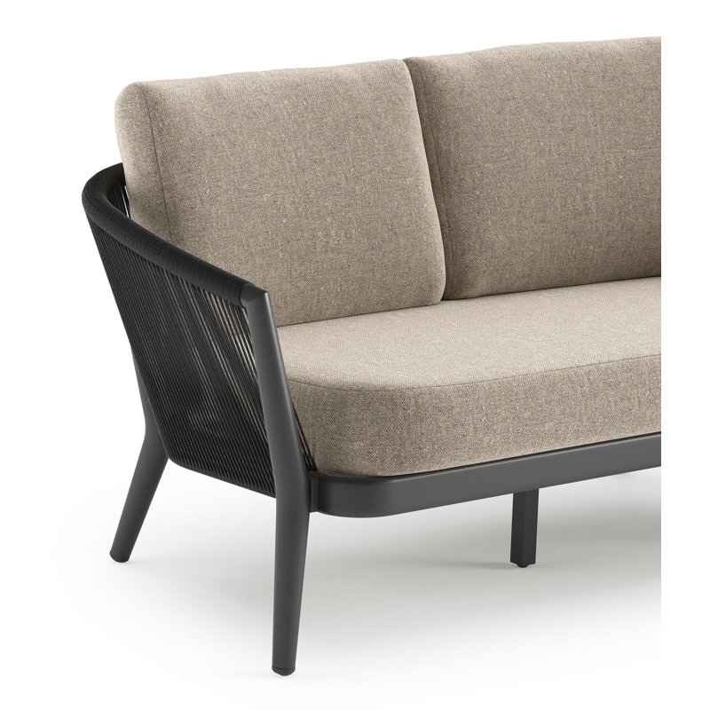 Orso loungebank in zwart aluminium en zwart verticaal geweven ronde rope met Chartres Pewter all weather sunbrella® luxe kussen