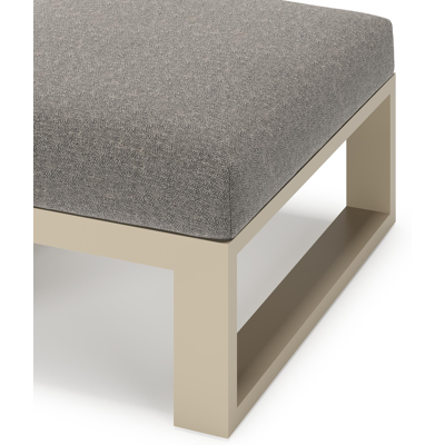 Verato poef in beige aluminium met chartres drizzle all weather sunbrella® luxe kussen