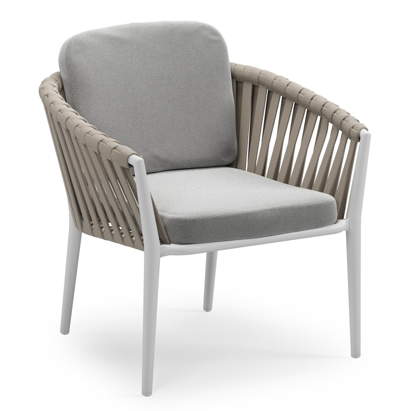 Orso low dining tuinstoel in wit aluminium en beige verticaal geweven luxe vlakke brede rope met stoelkussen in All Weather Sunbrella® Luxe Savane Grey
