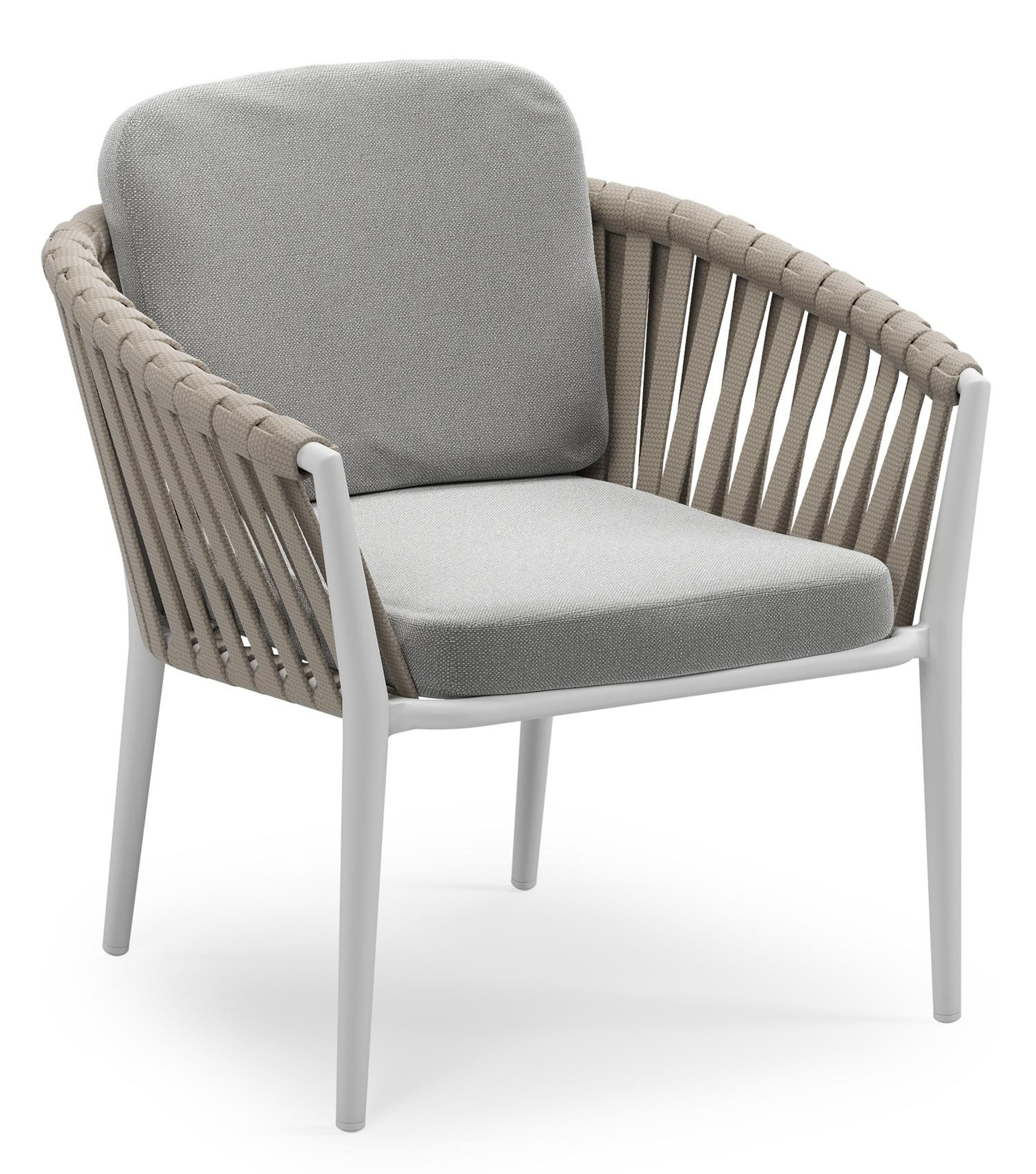 Orso low dining tuinstoel in wit aluminium en beige verticaal geweven luxe vlakke brede rope met stoelkussen in All Weather Sunbrella® Luxe Savane Grey