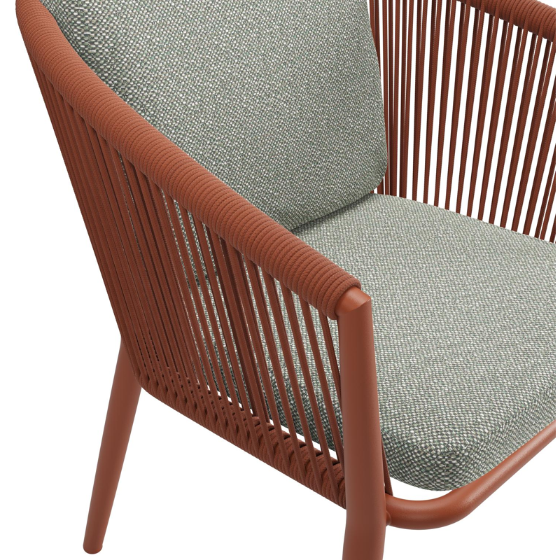 Orso tuinstoel in roestbruin aluminium en roestbruin verticaal geweven ronde rope met luxe zitkussen in All Weather Sunbrella® Luxe Savane Leaf