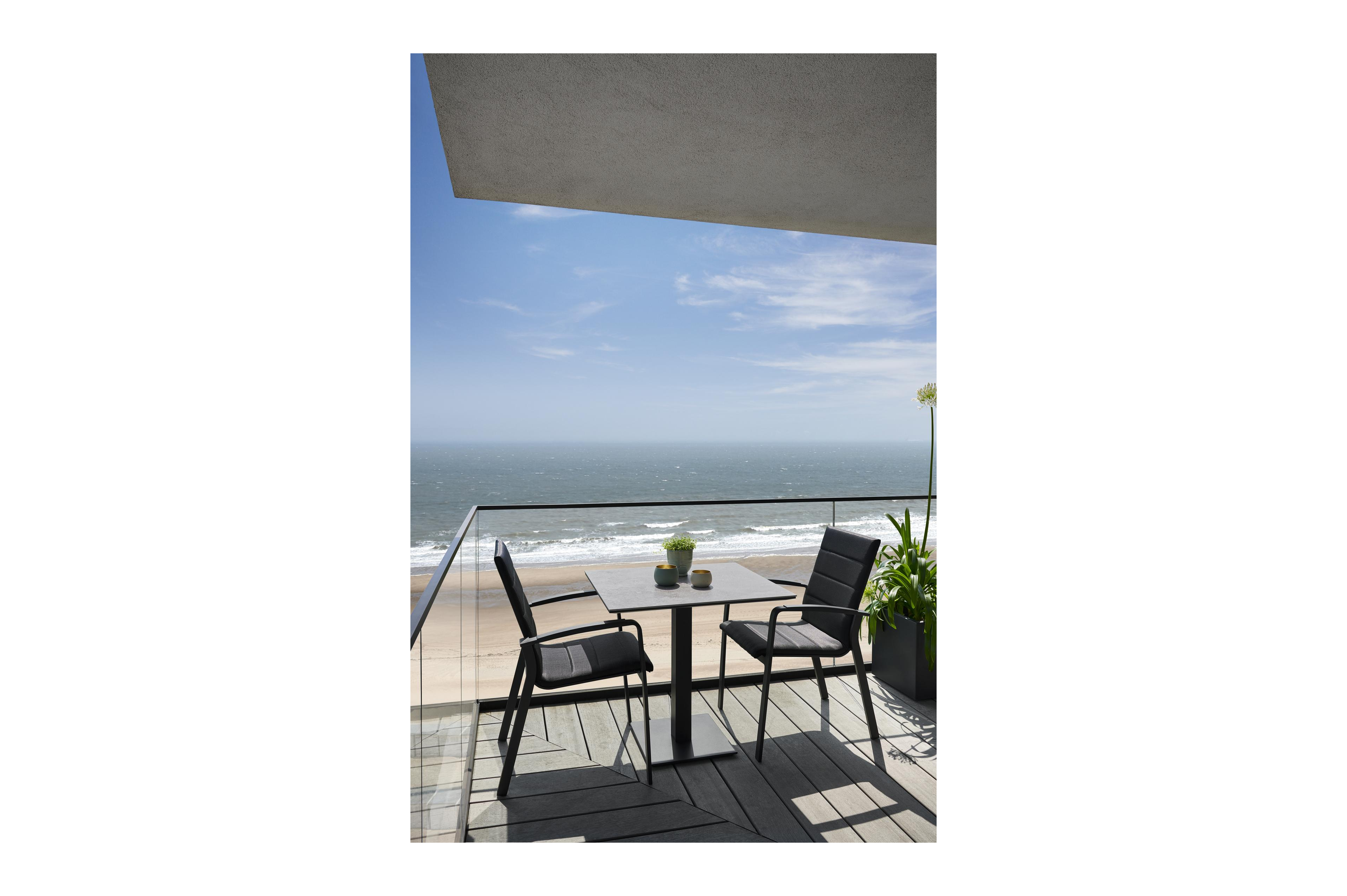 Como stapelbare tuinstoel in zwart aluminium en zwart luxe comfort textilene