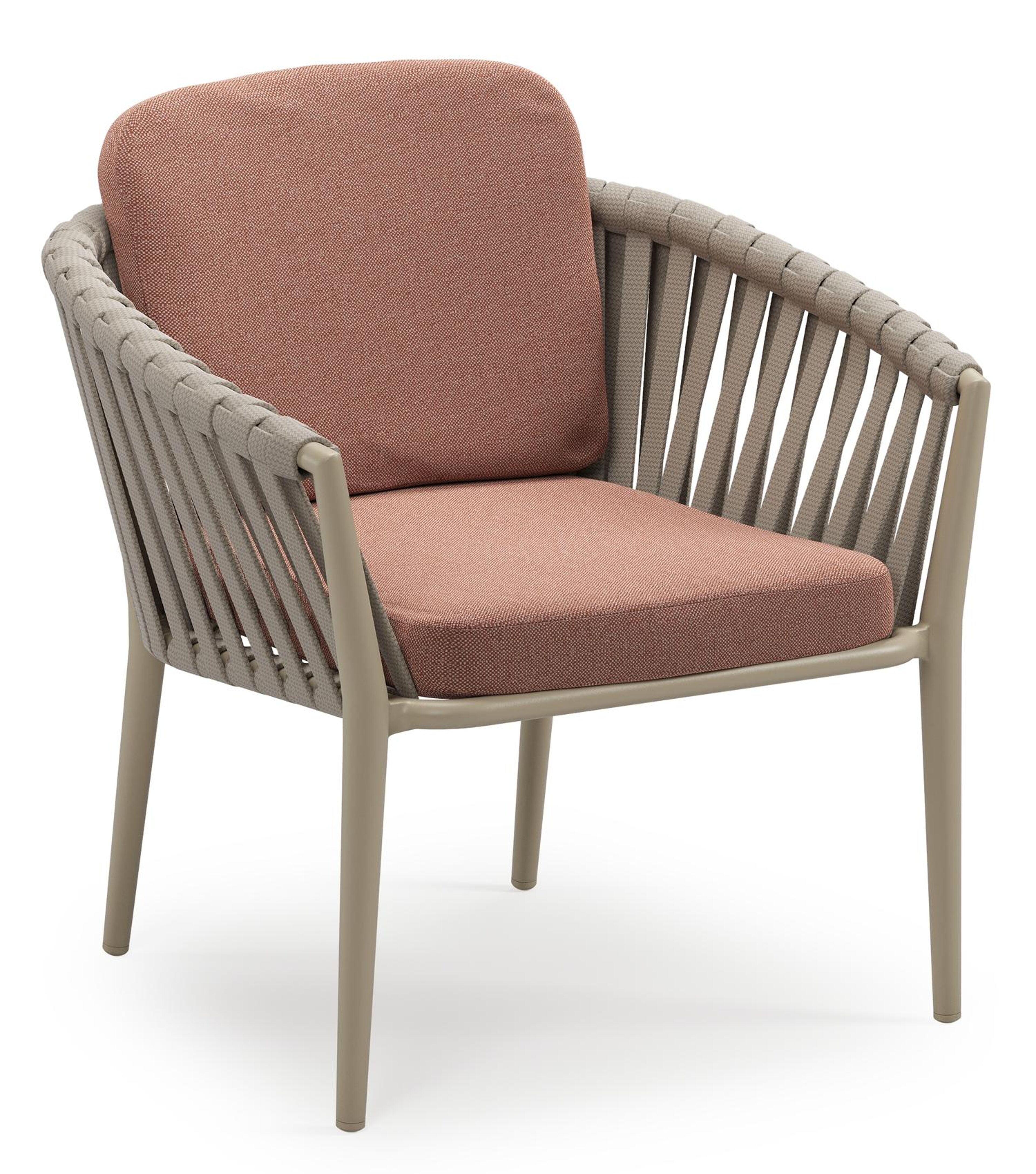 Orso low dining tuinstoel in beige aluminium en beige verticaal geweven luxe vlakke brede rope met stoelkussen in All Weather Sunbrella® Luxe Savane Rust
