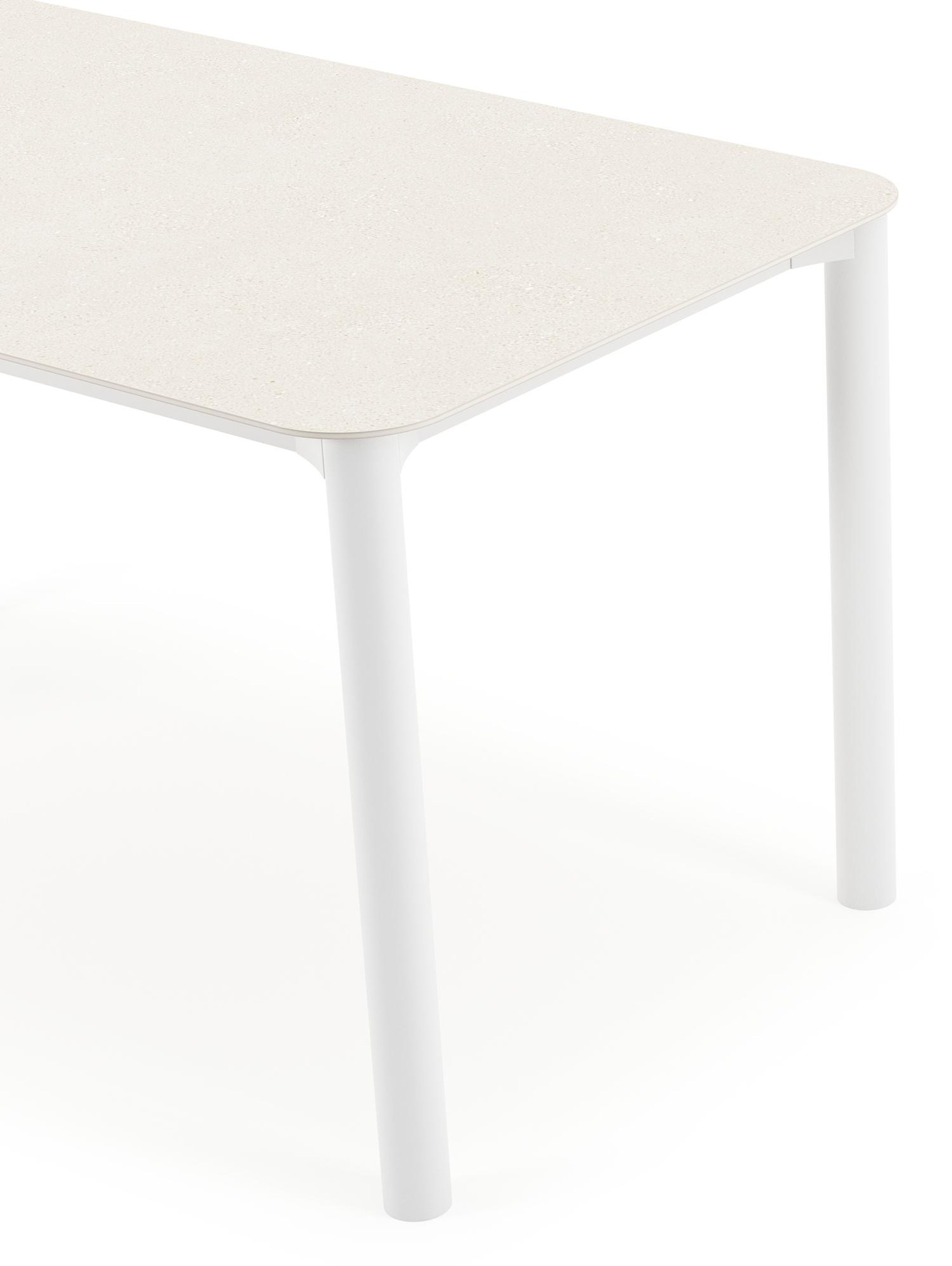 Table de jardin Orso rectangulaire arrondi en aluminium blanc et céramique pleine beige - Lg. 140 x Lrg. 80 x Haut. 75 cm