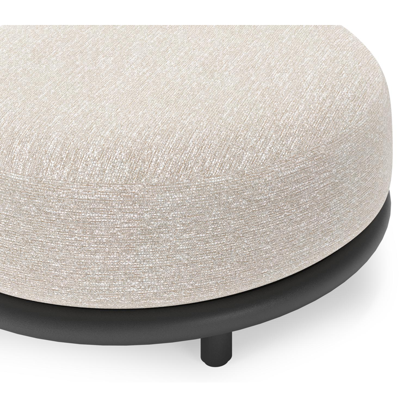 Pouf Lomano en aluminium noir et corde luxe plate tissÃ©e verticalement beige et coussins en all weather sunbrellaÂ® luxe Tundra Sand