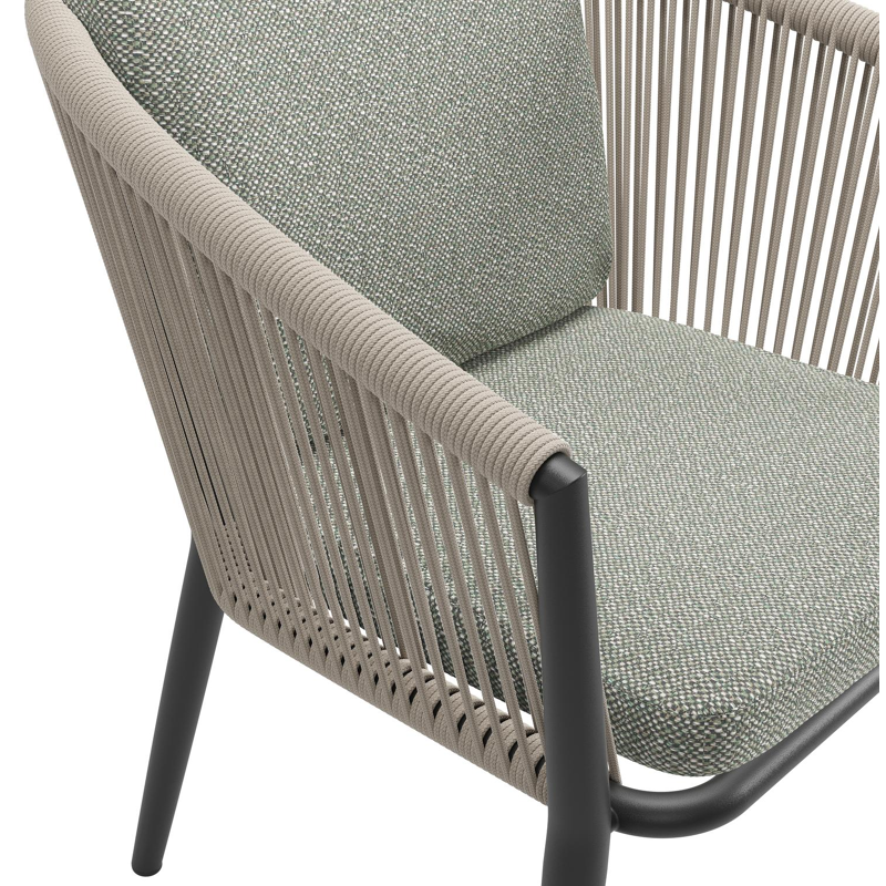 Orso tuinstoel in zwart aluminium en beige verticaal geweven ronde rope met luxe zitkussen in All Weather Sunbrella® Luxe Savane Leaf
