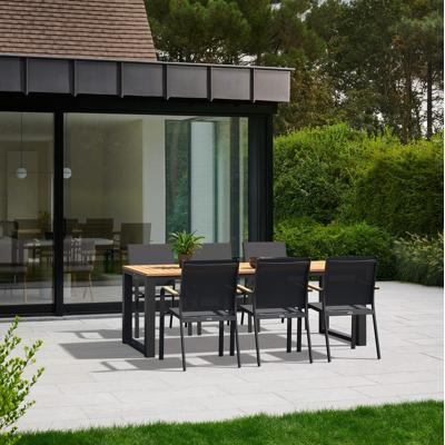 Ensemble de jardin Livo en aluminium noir avec plateau de table en teck naturel et 6 chaises de jardin empilables Amalfi