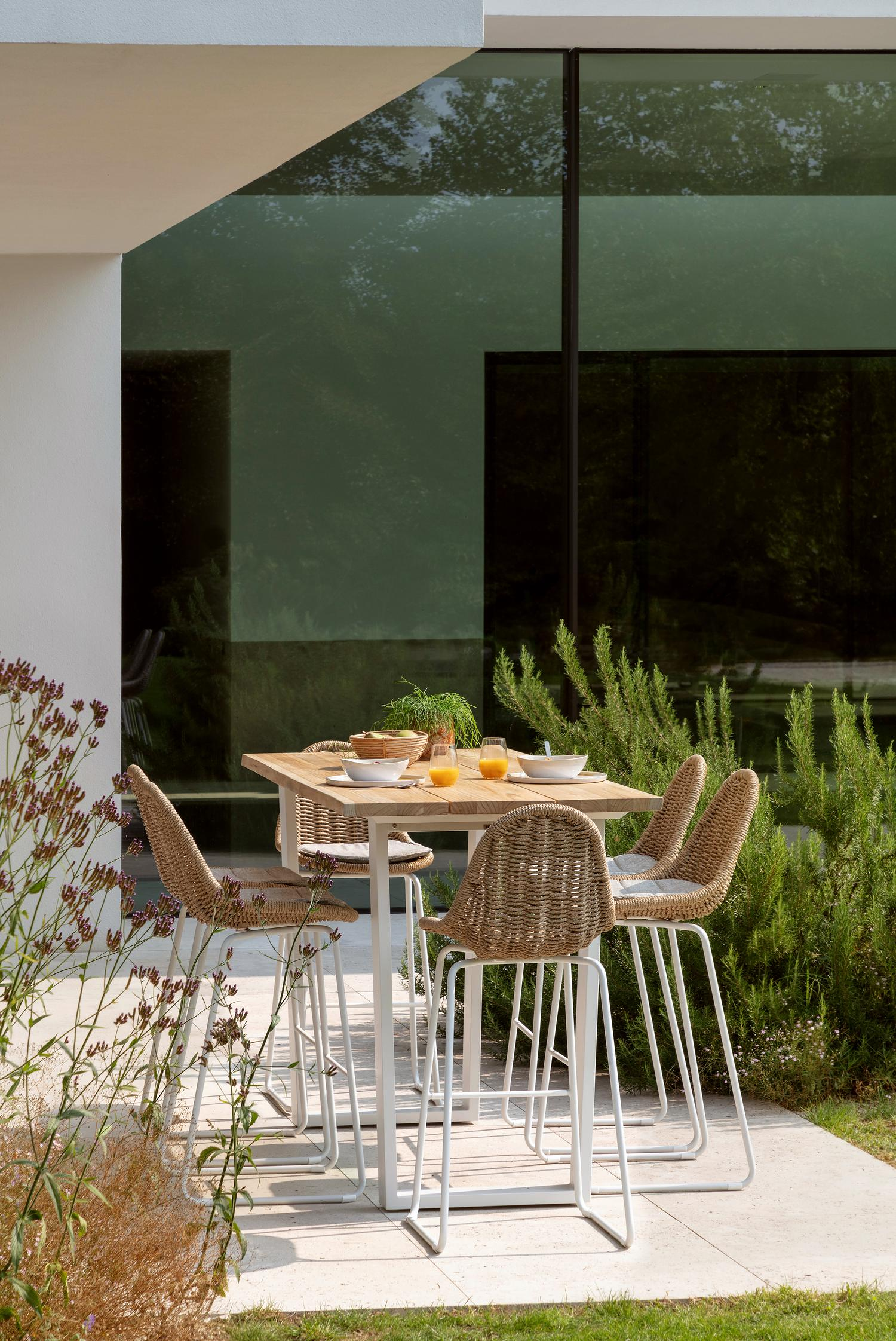 Pagino tuinstoel in wit aluminium en koffie wicker