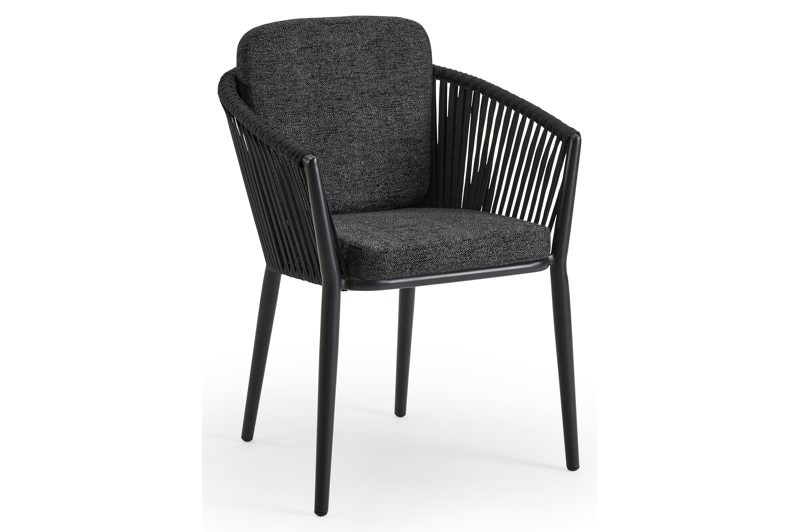 Orso tuinstoel in zwart aluminium en zwart verticaal geweven vlakke rope met kussen in chartres sooty all weather sunbrella® luxe