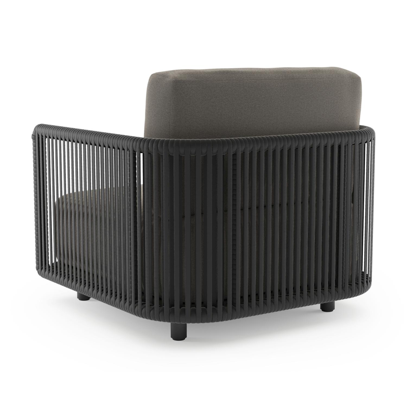 Organo loungestoel in zwart aluminium en zwart verticaal geweven luxe vlakke rope met natte dark taupe all weather Sunbrella® luxe kussen