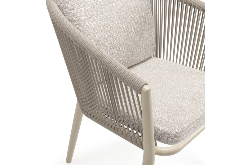 Orso tuinstoel in beige aluminium en beige verticaal geweven ronde rope met luxe zitkussen in All Weather Sunbrella® Luxe Tundra Sand