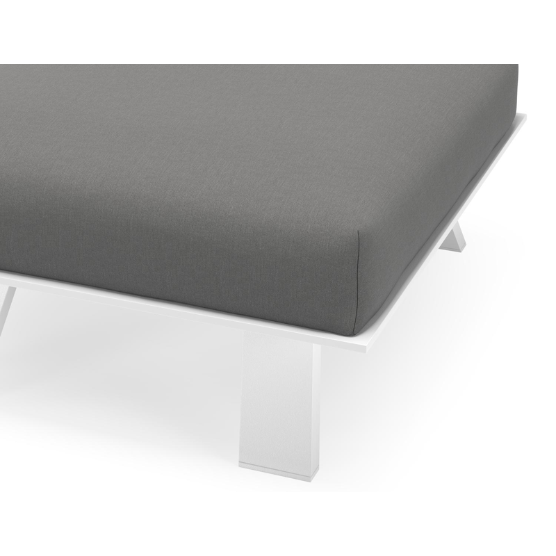 Cesano poef in wit aluminium met natte charcoal chine all weather sunbrella® luxe kussen