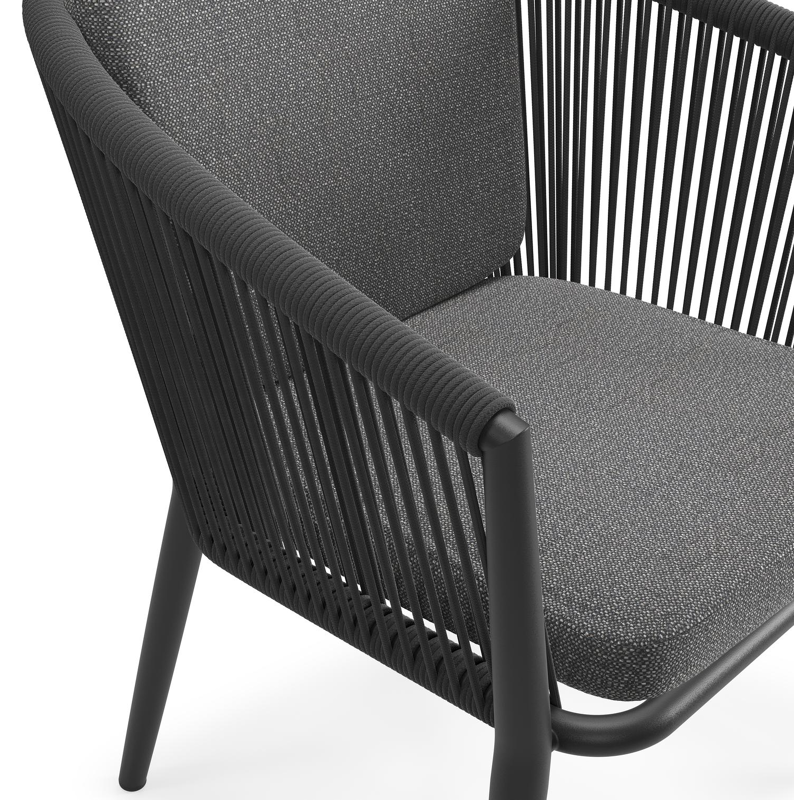Orso tuinstoel in zwart aluminium en zwart verticaal geweven ronde rope met kussen in savane tornado all weather sunbrella® luxe