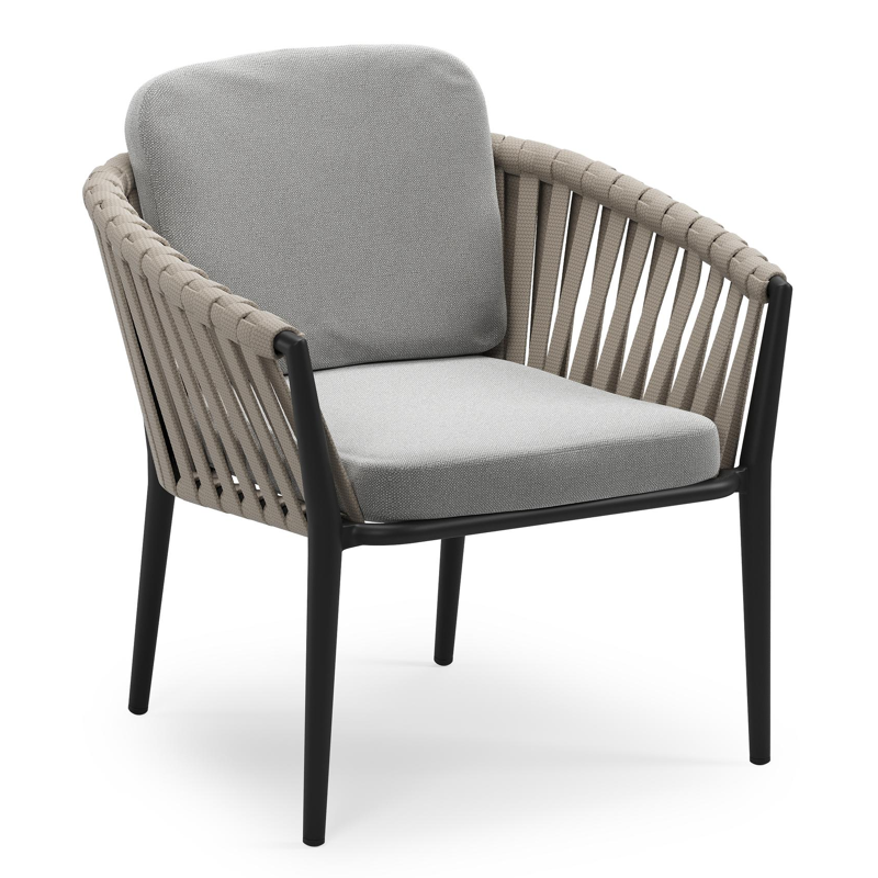 Orso low dining tuinstoel in zwart aluminium en beige verticaal geweven luxe vlakke brede rope met stoelkussen in All Weather Sunbrella® Luxe Savane Grey