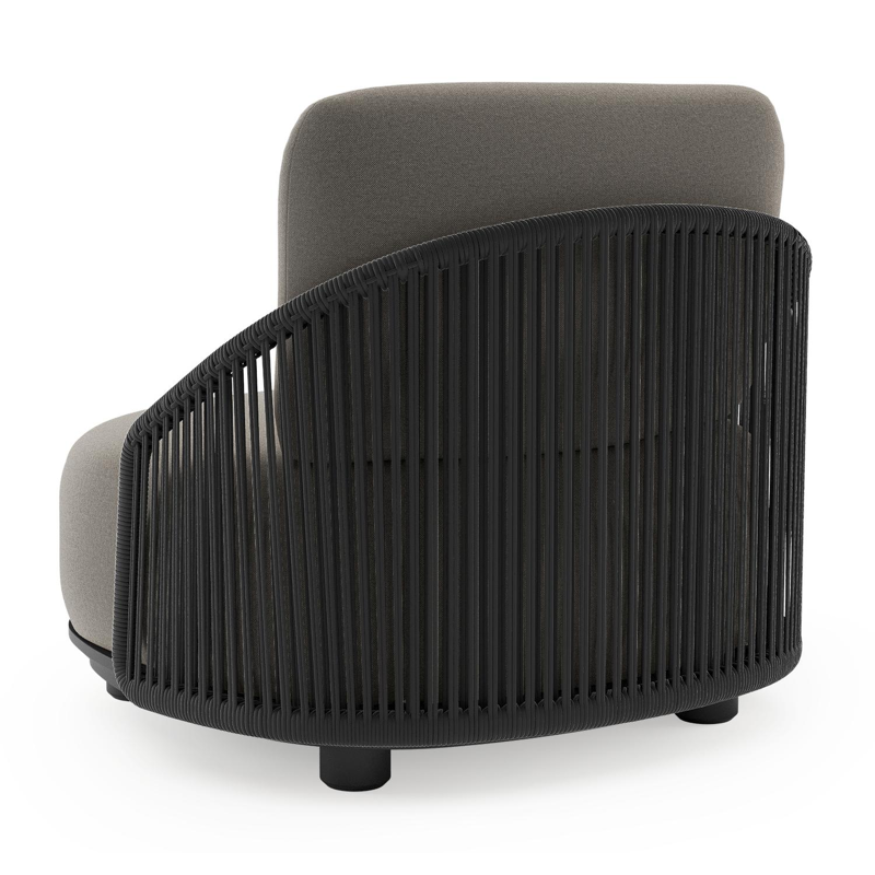 Vadelo loungestoel in zwart aluminium en zwart verticaal geweven ronde rope met natte dark taupe all weather sunbrella® luxe kussen