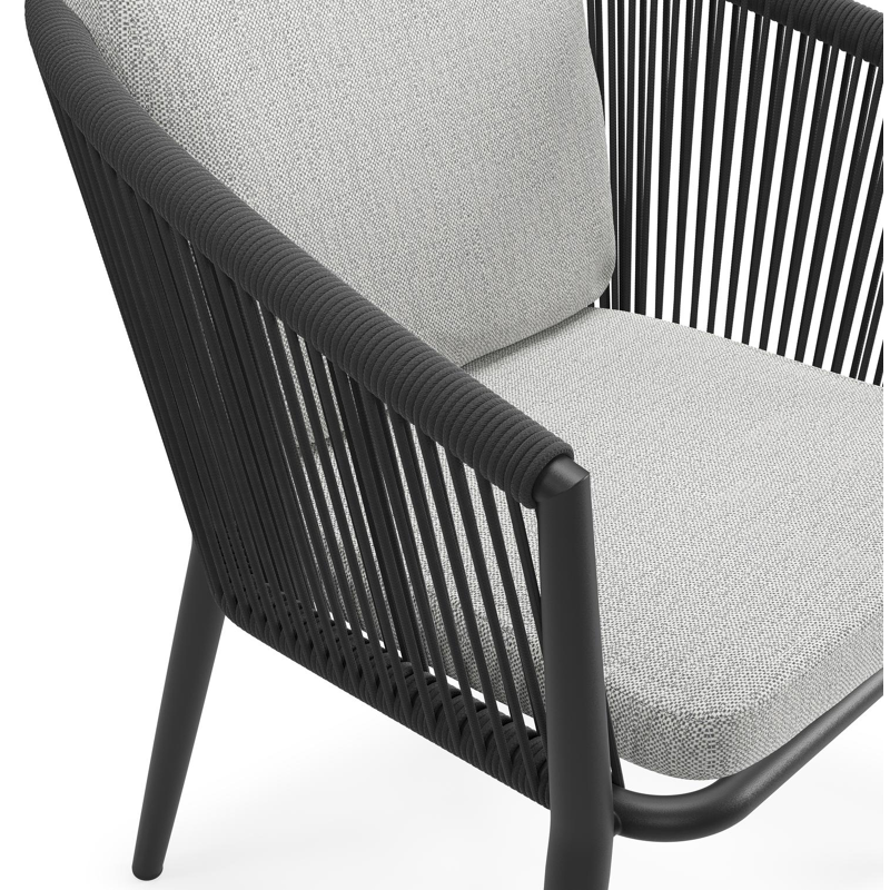 Orso tuinstoel in zwart aluminium en zwart verticaal geweven ronde rope met luxe zitkussen in All Weather Sunbrella® Luxe Savane Nimbus