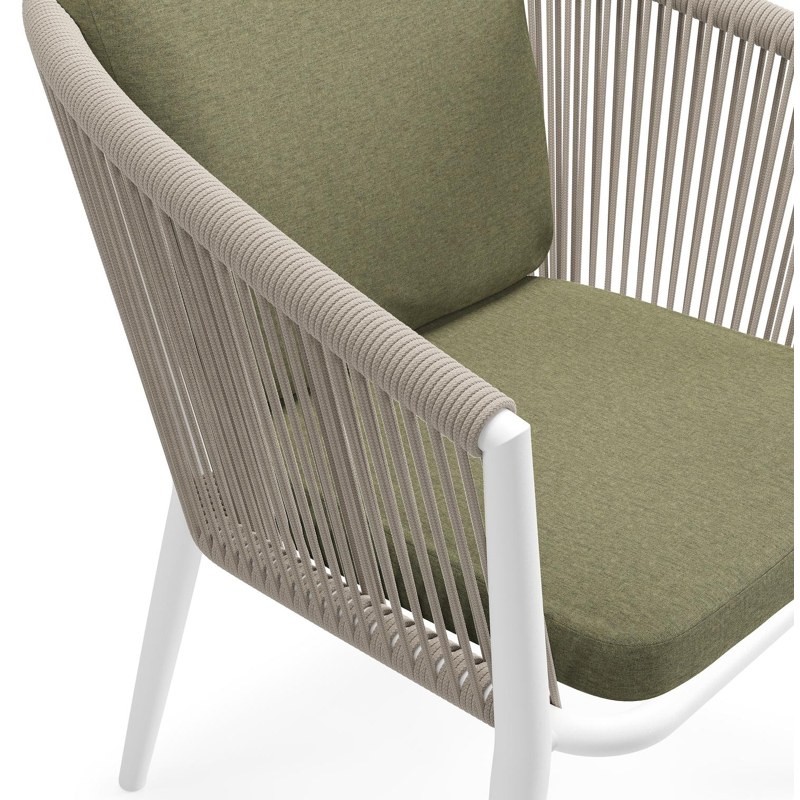 Chaise de jardin Orso en aluminium blanc et corde ronde tissée verticalement beige avec coussin luxe en All Weather Sunbrella® Luxe Heritage Leaf