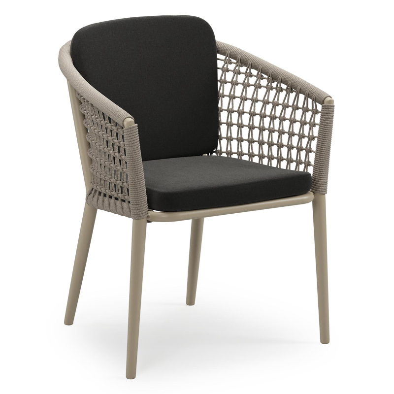 Chaise de jardin empilable Orso en aluminium beige et corde ronde tissée résille beige avec coussin en All Weather Sunbrella® Luxe Natte Sooty