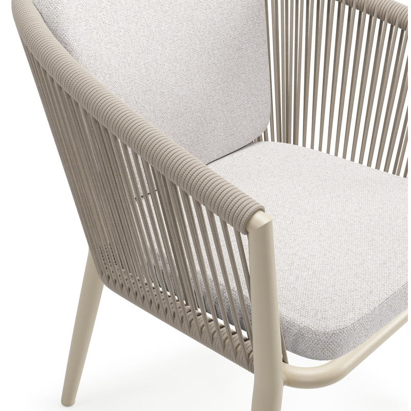 Orso tuinstoel in beige aluminium en beige verticaal geweven ronde rope met zitkussen in All Weather Solica Ego Eggshell