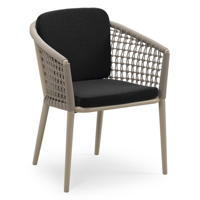 Orso stapelbare tuinstoel in beige aluminium en beige visnet geweven ronde rope met stoelkussen in All Weather Sunbrella® Luxe Lopi Baribal