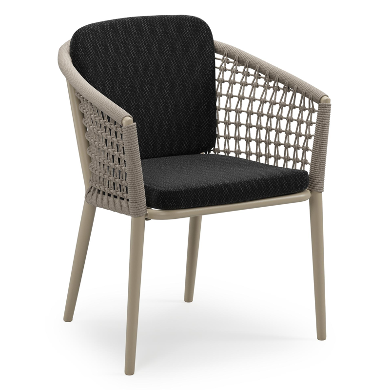 Orso stapelbare tuinstoel in beige aluminium en beige visnet geweven ronde rope met stoelkussen in All Weather Sunbrella® Luxe Lopi Baribal