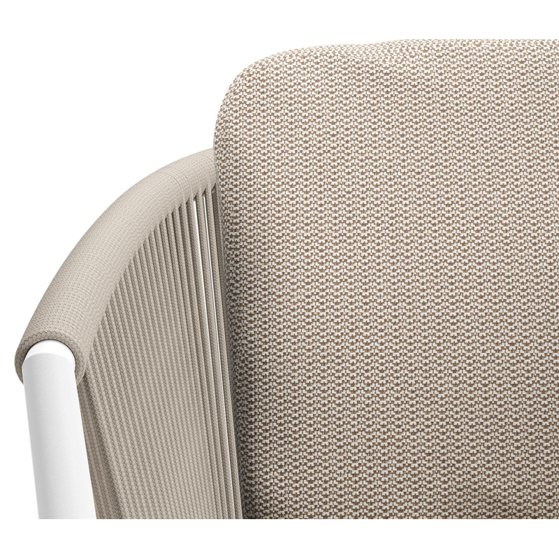 Orso tuinstoel in wit aluminium en beige verticaal geweven ronde rope met luxe zitkussen in All Weather Sunbrella® Luxe Lopi Fossil