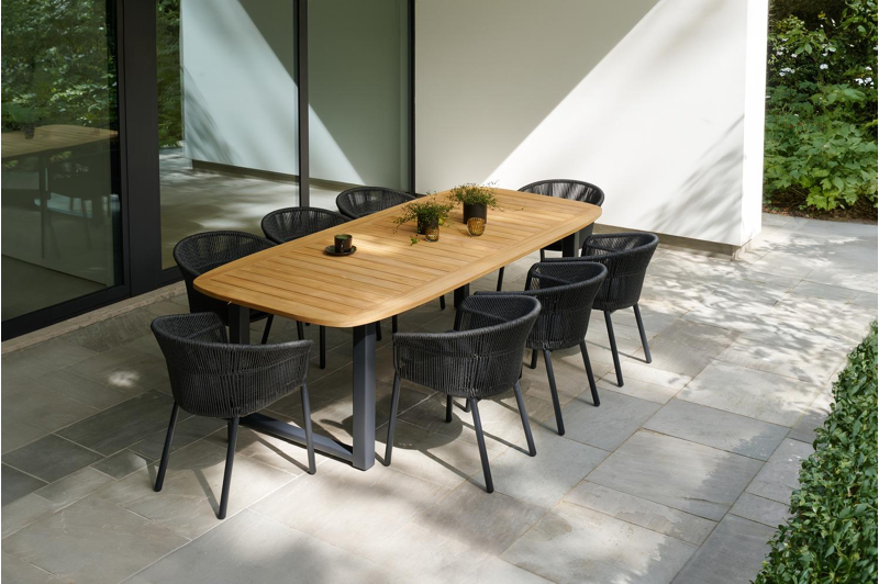 Livo tuinset in zwart aluminium en natural finish teak tafelblad met 8 stapelbare Matera tuinstoelen