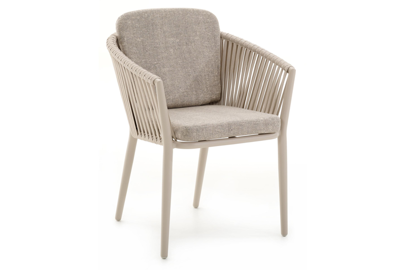 Orso tuinstoel in beige aluminium en beige verticaal geweven vlakke rope met Chartres Pewter All Weather Sunbrella® Luxe kussen