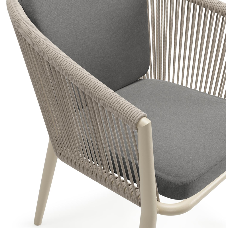 Orso tuinstoel in beige aluminium en beige verticaal geweven ronde rope met zitkussen in All Weather Sunbrella® Luxe Natte Charcoal Chine