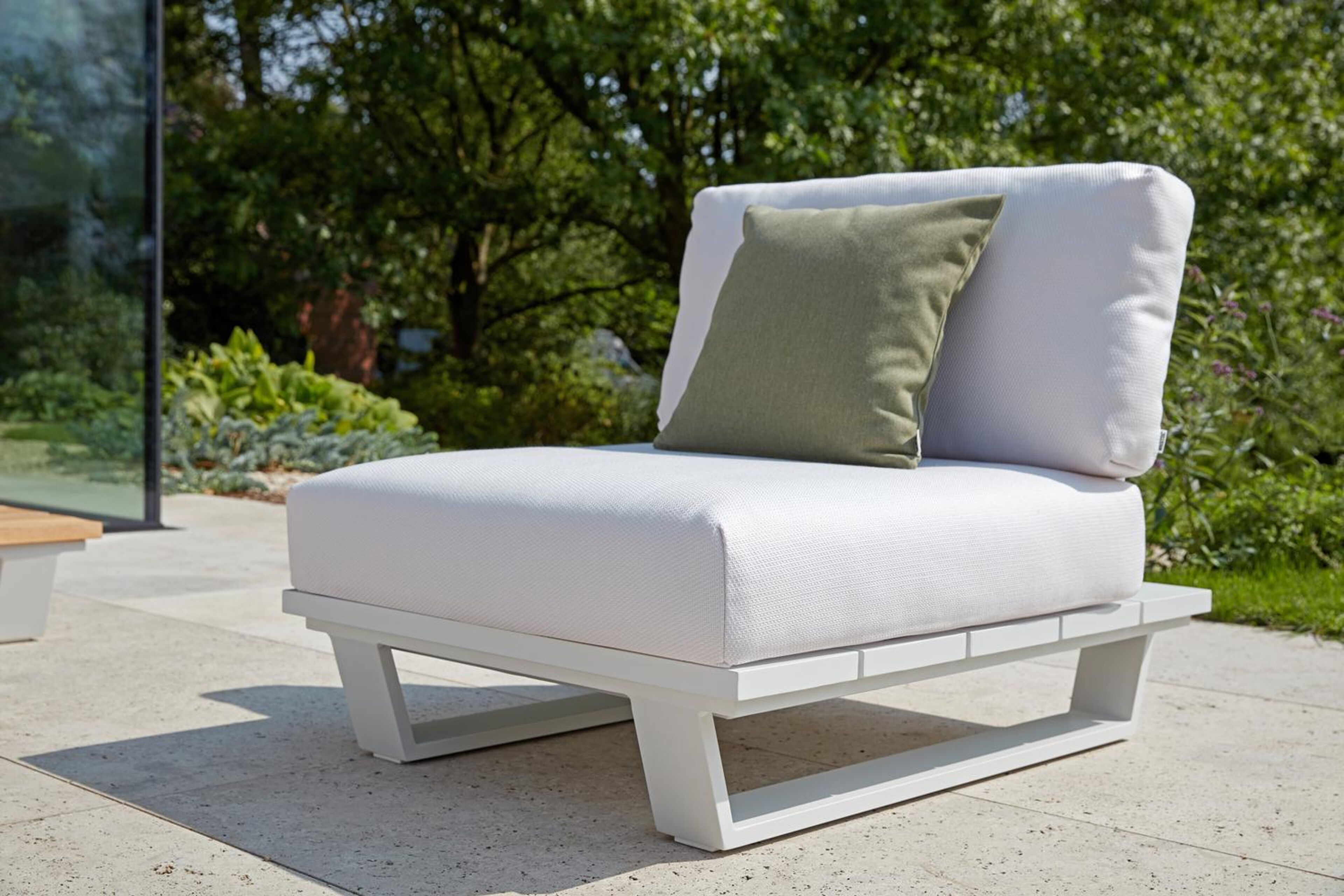 Pagino loungestoel 1-zit in wit aluminium met savane nimbus all weather sunbrella® luxe kussen