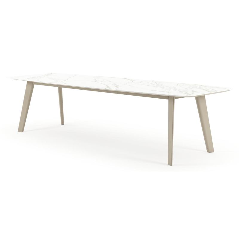 Table de jardin Lacrima forme de bateau en aluminium beige et céramique pleine Calacatta - Lg. 315 x Lrg. 115 x Haut. 73 cm