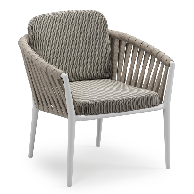 Orso low dining tuinstoel in wit aluminium en beige verticaal geweven luxe vlakke brede rope met stoelkussen in All Weather Sunbrella® Luxe Lopi Charcoal