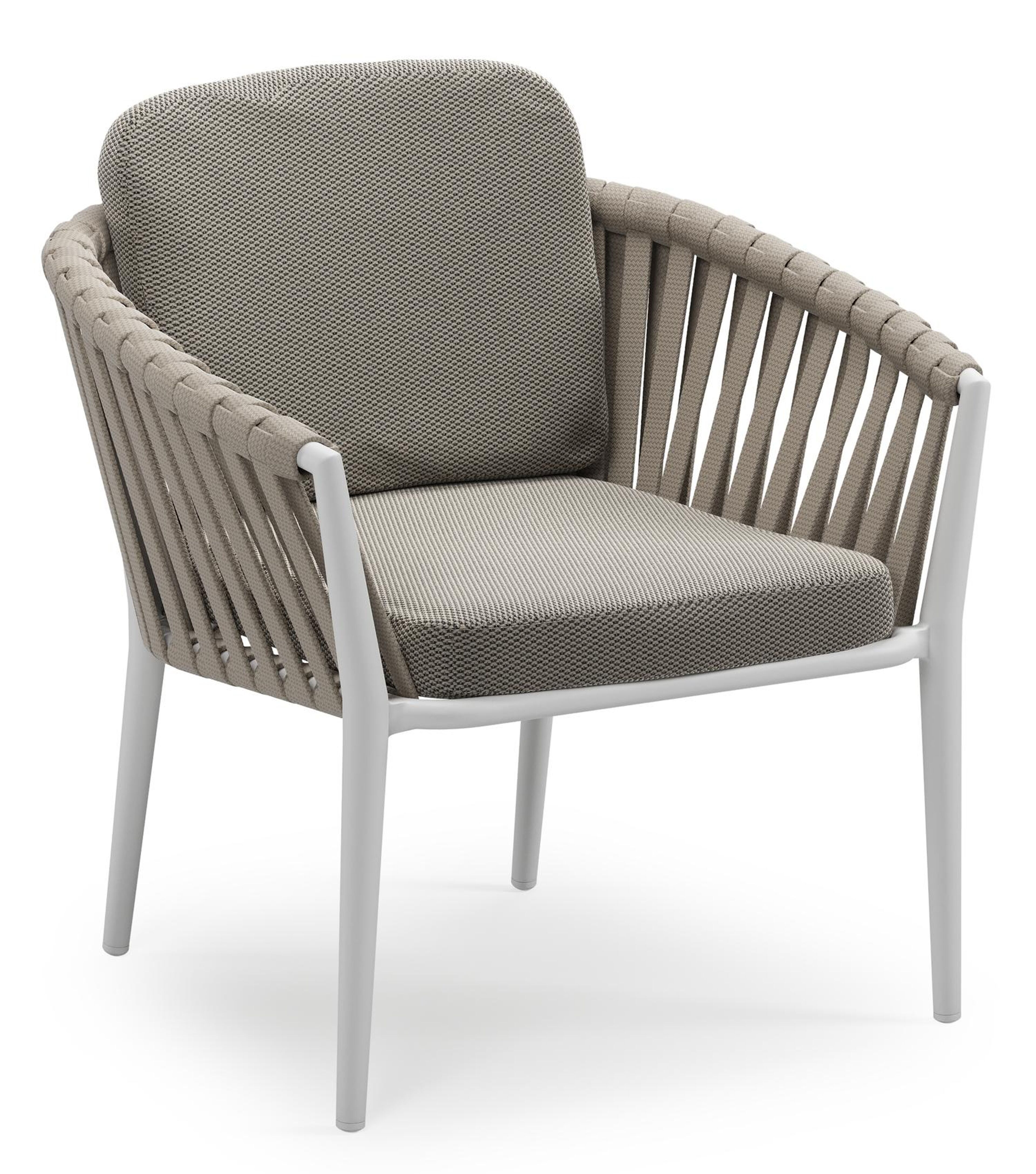 Orso low dining tuinstoel in wit aluminium en beige verticaal geweven luxe vlakke brede rope met stoelkussen in All Weather Sunbrella® Luxe Lopi Charcoal
