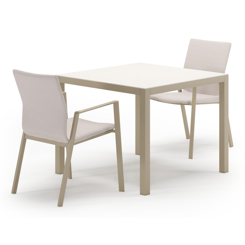 Feltro tuinset in beige aluminium en crema minerale sintered stone met 2 stapelbare Madura tuinstoelen