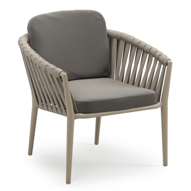 Orso low dining tuinstoel in beige aluminium en beige verticaal geweven luxe vlakke brede rope met stoelkussen in All Weather Sunbrella® Luxe Natte Dark Taupe