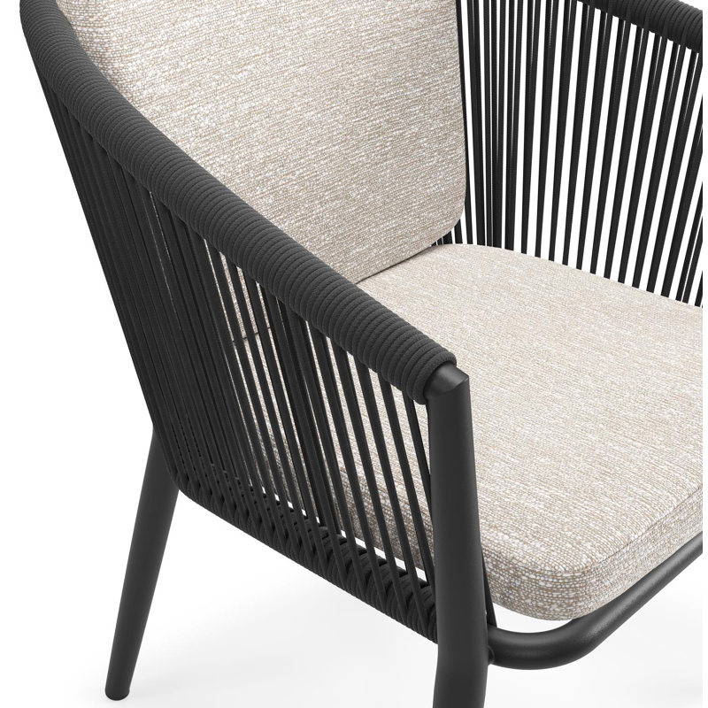 Orso tuinstoel in zwart aluminium en zwart verticaal geweven ronde rope met zitkussen in All Weather Sunbrella® Luxe Tundra Sand